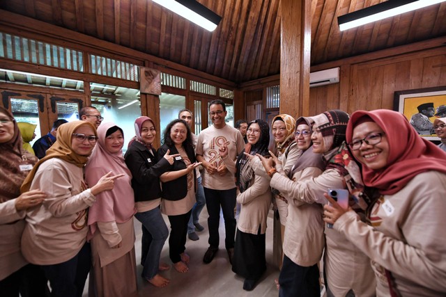 dr Tifa menghadiri kegiatan reuni di Kediaman Anies Baswedan di Lebak Bulus Dalam 2, Cilandak, Minggu (11/2/2024). Foto: Dok. Istimewa