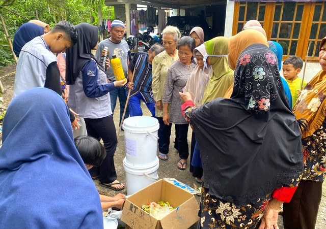 Mahasiswa KKN Universitas Ahmad Dahlan (UAD) dan warga Dusun Semawung manfaatkan limbah dapur jadi pupuk (Dok. Istimewa)