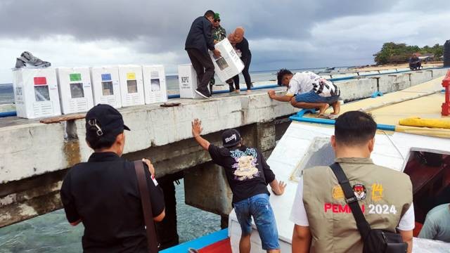 Distribusi Logistik Pemilu 2024 menggunakan perahu di Kota Manado, Sulawesi Utara.