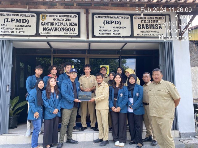 Proses penyerahan website dan instagram Desa Ngawonggo