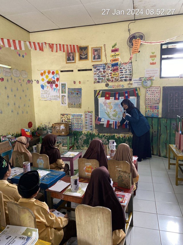 Pemberian materi pengenalan ASEAN