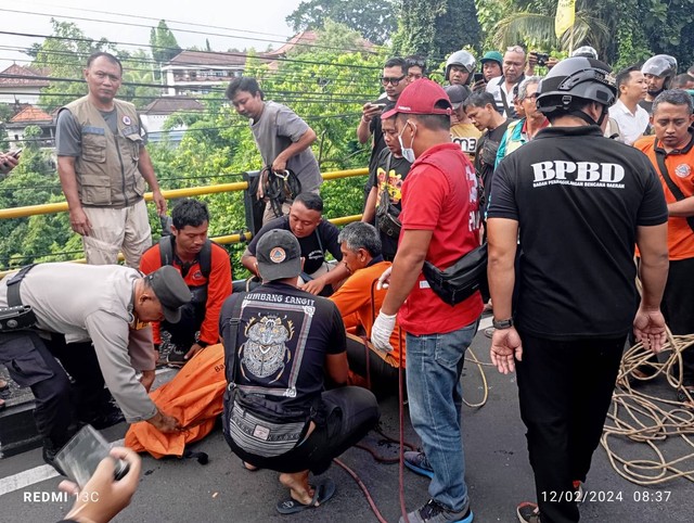 Proses evakuasi guru tewas lakantas di Bali. Foto: Dok. Polres Gianyar 