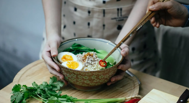 Tsukamie noodle bar. Foto hanya ilustrasi, bukan tempat sebenarnya. Sumber: Pexels/Katerina Holmes