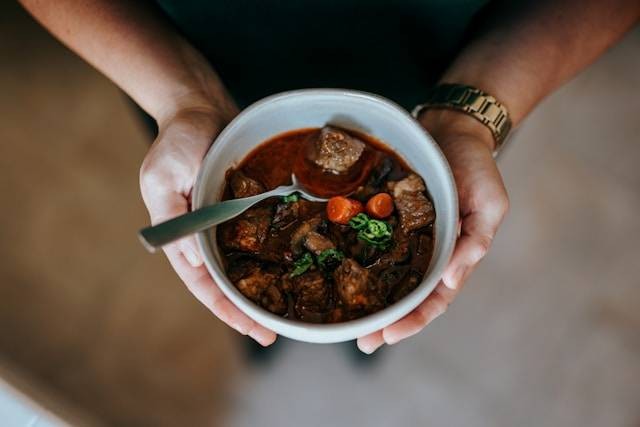 Soto Kudus Blok M Wijaya. Foto hanya ilustrasi, bukan tempat sebenarnya. Sumber: Unsplash/Nathan Dumlao