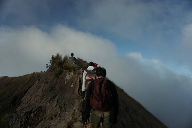 Ilustrasi Bukit Putung (Foto hanya ilustrasi bukan tempat sebenarnya) Sumber: unsplash.com/  Iqbal Alfaa