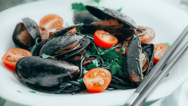 Seafood Pak Purwanto. Foto Hanya Ilustrasi, Bukan Tempat Sebenarnya. Sumber Unsplash Anastasiia Rusaeva