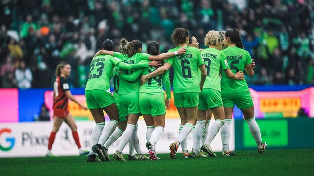 Selebrasi VfL Wolfsburg usai menang 3-0 atas Eintracht Frankfurt di Frauen-Bundesliga 2023/24. Foto: VfL Wolfsburg