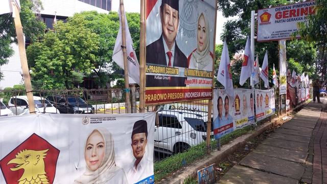 Alat peraga kampanye di depan Kantor DPP Gerindra di Ragunan, Jakarta Selatan, Senin (12/2/2024). Foto: Nabila Ulfa/kumparan