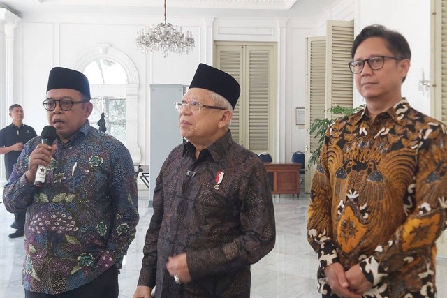 Wakil Presiden Ma'ruf Amin usai menghadiri Rakornas Perempuan, Remaja, dan Keluarga MUI di Istana Wapres, Senin (12/2/2024). Foto: Nadia Riso/kumparan