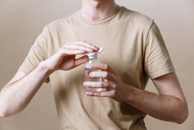 Micellar Water adalah pembersih kulit yang efektif dan lembut yang mengandung partikel kecil yang disebut "micelles" yang menyerap kotoran, minyak, dan riasan. Foto: Pexels.com