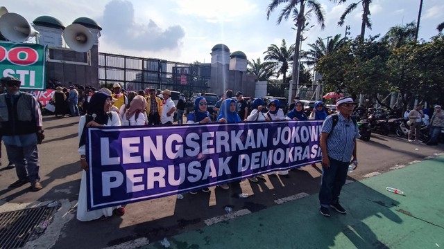 Demo yang menuntut pemakzulan Jokowi di depan Gedung DPR RI, Jakarta, Senin (12/2/2024). Foto: Thomas Bosco/kumparan