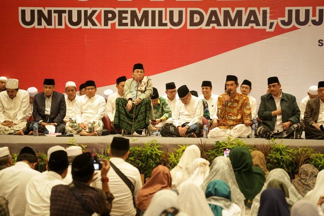 Ketua umum PKB Muhaimin Iskandar dan sejumlah kiai melakukan doa bersama pemilu damai di Surabaya, Senin (12/2/2024). Foto: Humas PKB