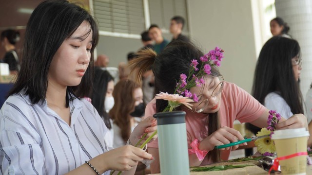 Mahasiswa PCU saat mengikuti workshop merangkai bunga ala Korean style.