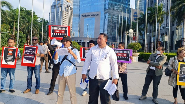 Aksi dari karyawan SCBD mengatasnamakan Masyarakat Profesional Menggugat menyampaikan sikap Indonesia memasuki episode darurat peradaban, Senin (12/2/2024). Foto: Thomas Bosco/kumparan