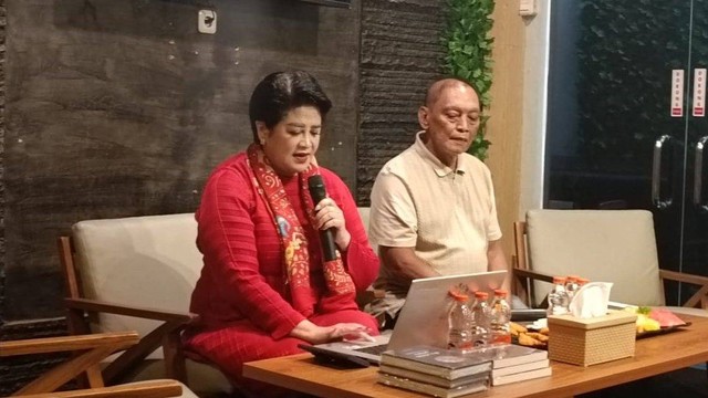 Pakar Hankam dan Militer, Connie Rahakundini Bakrie (kiri) menyampaikan konferensi pers di Sadjoe Cafe and Resto, Tebet, Jakarta Selatan, Senin (12/2/2024). Foto: Fadhil Pramudya/kumparan