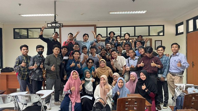 Perfotoan mahasiswa dengan dosen pasca pertemuan kelas terakhir di Universitas Islam Negeri Jakarta. (Sumber: Penulis/Bahtera Muhammad Persada)