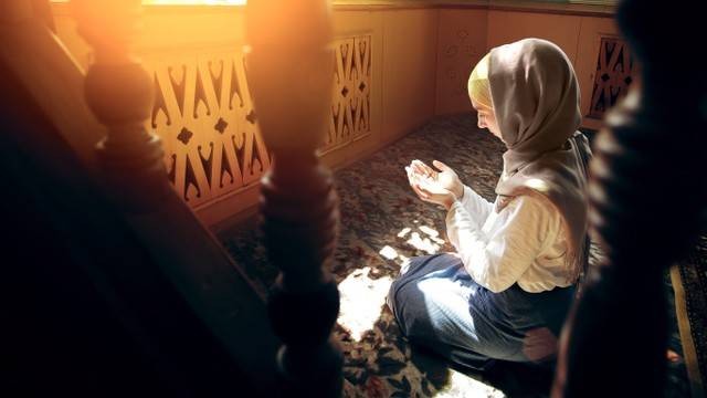 Ilustrasi doa setelah sholat Maghrib. Foto: Shutterstock. 
