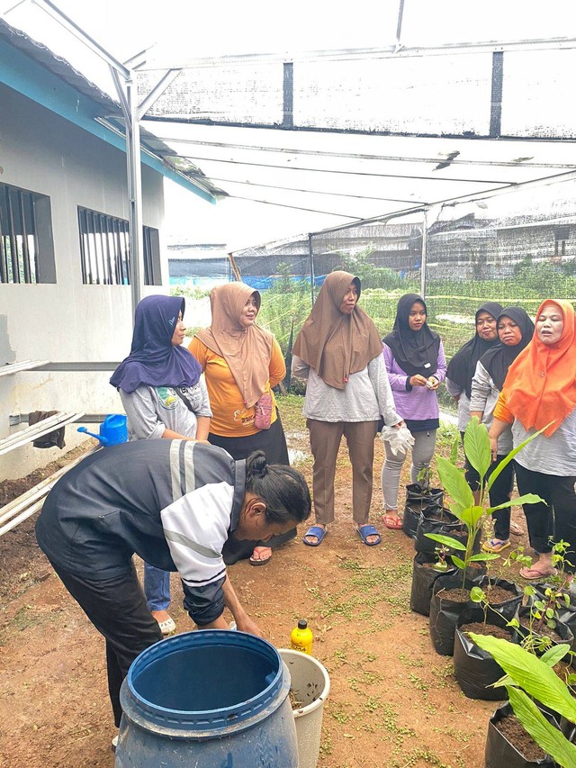 Demonstrasi Pembembuatan Pupuk Kompos Dari Limbah Rumah Tangga