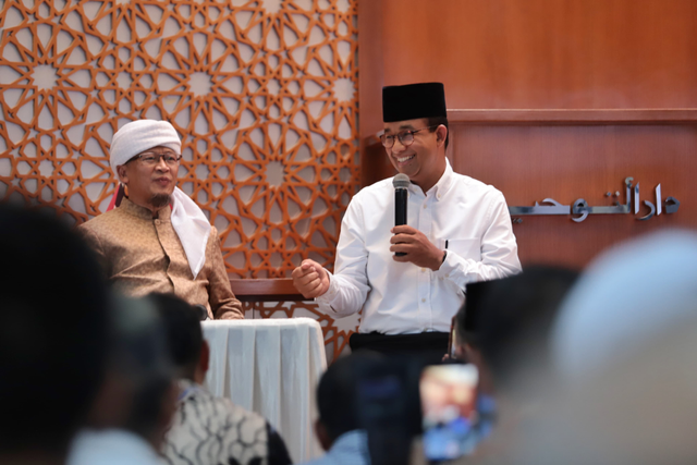 Capres nomor urut 1 Anies Baswedan bersama Aa Gym di Masjid Daarut Tauhid, Jakarta Selatan, Senin (12/2/2024). Foto: Dok. Istimewa