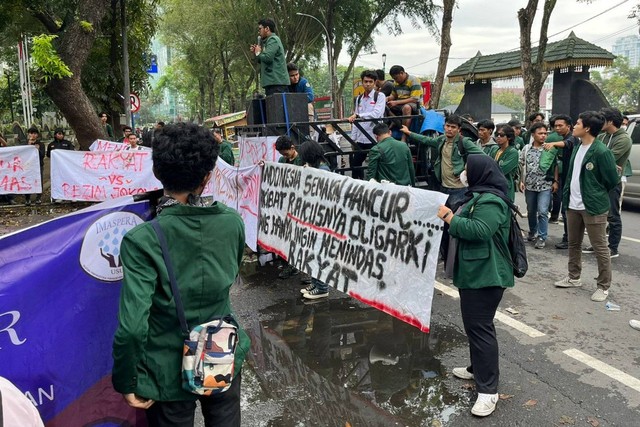 Aliansi Mahasiswa Rakyat Menggugat menggelar aksi demo di Gedung DPRD Sumut pada Senin (12/2/2024). Foto: Tri Vosa/kumparan