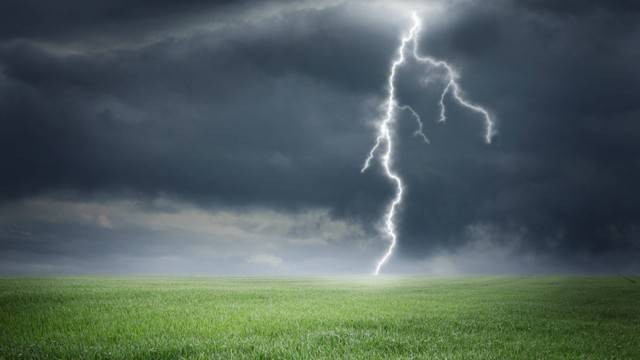  Ilustrasi petir. Foto: Shutterstock/Kumparan. 