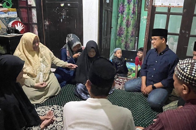 Anies Baswedan takziah ke kediaman salah satu pejuang perubahan yaitu MB Syaifudin di Jalan Dasa Raya, Gandaria Utara, Jakarta Selatan, Senin (12/2) Foto: Dok. Istimewa