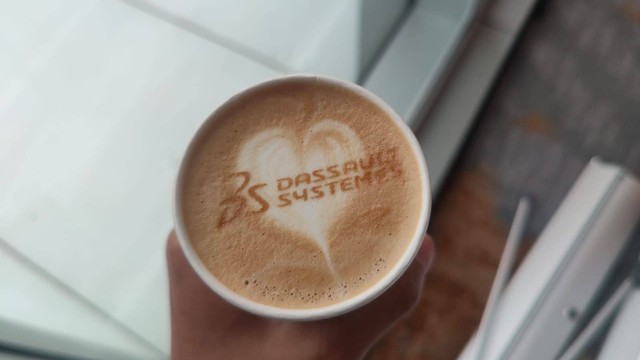 Ilustrasi: Logo Dassault Systemes di secangkir cappucino. Foto: Aditya Panji/kumparan