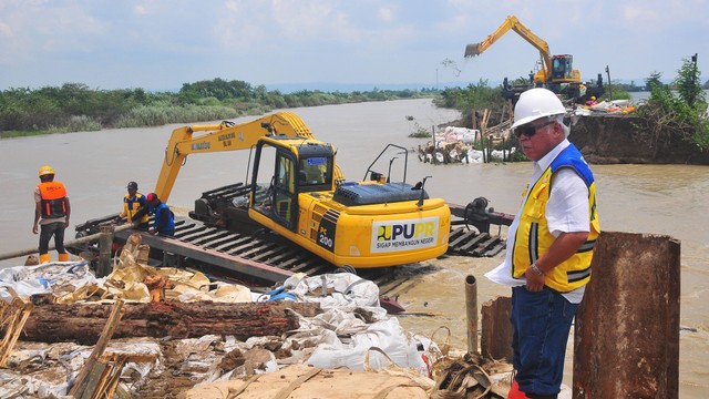 Menteri PUPR Basuki Hadimuljono (kanan) meninjau perbaikan tanggul sungai Wulan yang jebol di Desa Ketanjung, Karanganyar, Demak, Jawa Tengah, Senin (12/2/2024). Foto: ANTARA FOTO/Yusuf Nugroho