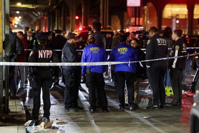 Anggota Departemen Kepolisian New York (NYPD) menyelidiki lokasi penembakan di stasiun kereta bawah tanah Mount Eden Avenue di wilayah Bronx, New York City, AS 12 Februari 2024. Foto: REUTERS/Brendan McDermid
