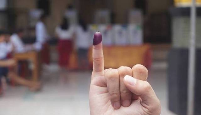  Ilustrasi hukum wudhu dan sholat dengan sisa tinta pemilu. Foto: Shutterstock. 