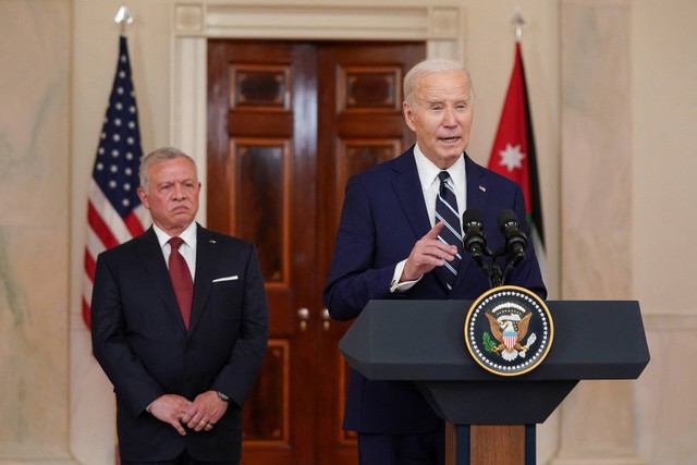 Presiden AS Joe Biden menyampaikan pidato, saat Raja Abdullah dari Yordania berdiri, usai pertemuan mereka di Gedung Putih di Washington, AS, 12 Februari 2024. Foto: REUTERS/Kevin Lamarque