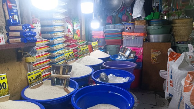 Toko Beras di Pasar Kramat Jati, Selasa (13/2/2024). Foto: Ave Airiza Gunanto/kumparan