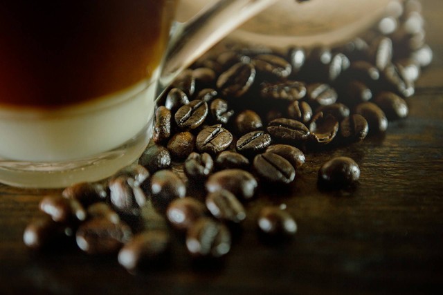 Warung Kopi Purnama Bandung. Foto hanya ilustrasi, bukan tempat sebenarnya. Sumber: Unsplash/Simas Mo