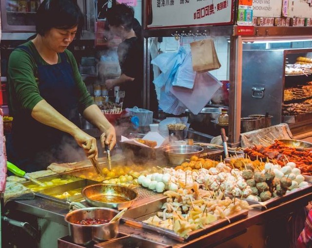 Bakso Tjap Haji Bandung. Foto hanyalah ilustrasi bukan tempat sebenarnya. Sumber: Unsplash/Vernon Raineil Cenzon