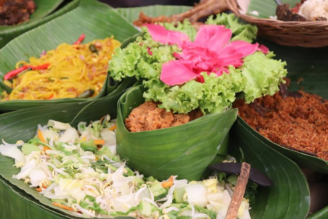 Pecel Senggol Beringharjo Jogja. Foto hanya ilustrasi, bukan gambar sebenarnya. Sumber: Unsplash/ Mufid Majnun.