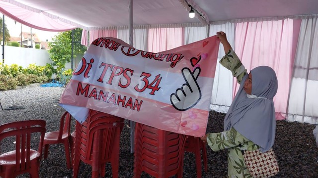 Persiapan TPS 34 Solo, pada Selasa (13/2), tempat Gibran bakal mencoblos besok. Foto: kumparan