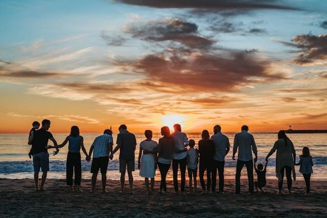 Ilustrasi sebutkan dua contoh perilaku hidup rukun. Foto: Unsplash/Tyler Nix