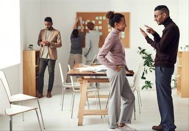 Berkomunikasi yang baik membutuhkan pengalaman berkomunikasi. Foto: https://www.pexels.com/