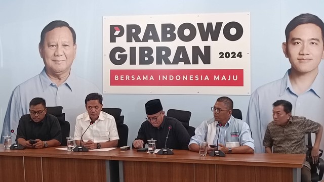 Konferensi pers TKN Prabowo-Gibran di Media Center TKN Prabowo-Gibran, Jakarta Selatan, Selasa (13/2/2024).Dahnil AzharFoto: Zamachsyari/kumparan