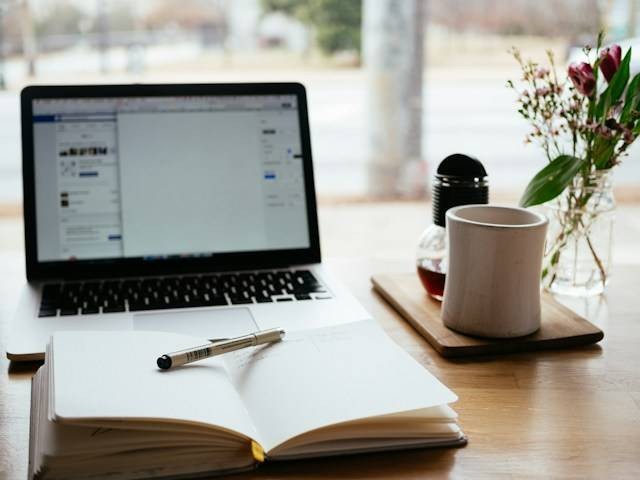 Ilustrasi Informasi yang Tersirat dalam Sebuah Artikel. Foto: dok. Unsplash/Nick Morrison