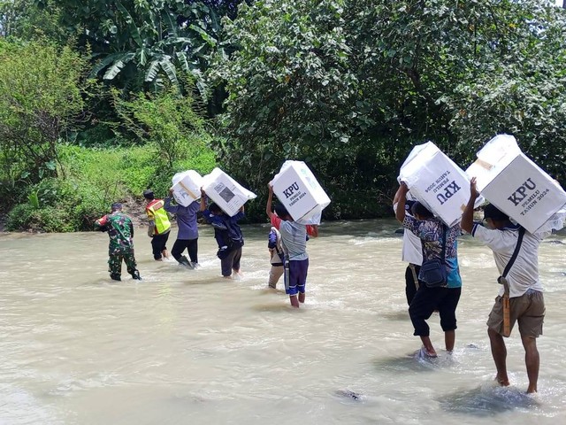 Menerobos sungai menggotong kotak suara. Dok: kumparan.