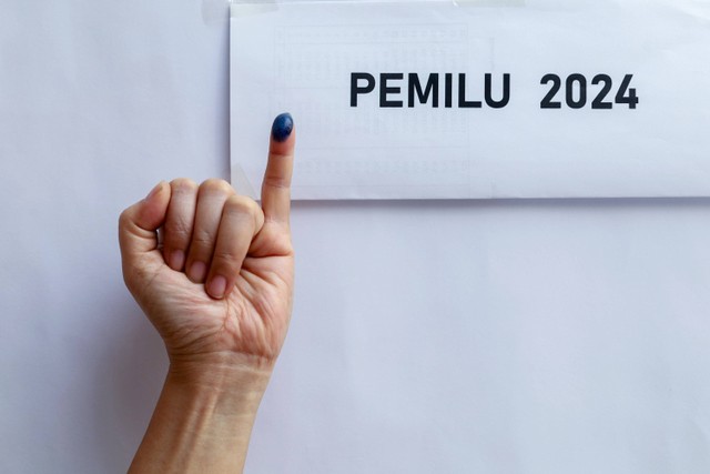 Ilustrasi tinta di jari usai ikut Pemilu 2024. Foto: Shutterstock