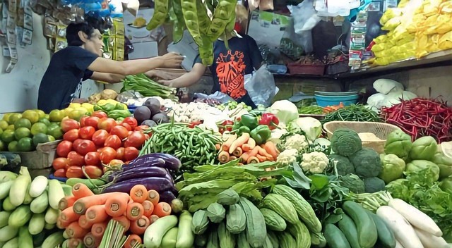 Penjual sayur mayur di pasar. Foto: Ela Nurlaela/kumparan