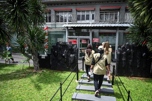 Sejumlah petugas Bawaslu berjalan keluar usai memeriksa TPS lokasi khusus di Lapas Salemba, Jakarta, Selasa (13/2/2024). Foto: Erlangga Bregas Prakoso/ANTARA FOTO