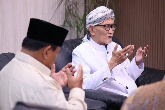 Capres nomor urut 02, Prabowo Subianto sowan ke Rais Aam PBNU, KH Miftachul Ahyar di kediamannya di pondok pesantren (ponpes) Miftachussunnah Surabaya, Selasa (13/2/2024). Foto: Dok. Istimewa