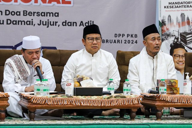 Ketua Umum PKB, Muhaimin Iskandar memimpin acara Khataman Al Quran Akbar Nasional di Kantor DPP PKB, Jakarta, Selasa (13/2/2024). Foto: Iqbal Firdaus/kumparan