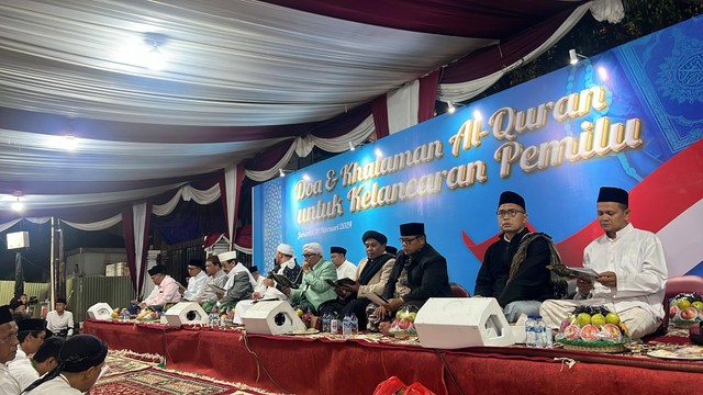 TKN Prabowo-Gibran menggelar doa bersama untuk kelancaran pemilu dan khataman Al-Quran yang dihadiri 60 Kiai dan habaib serta 1.000 santri serta masyarakat Jakarta, di Jalan Kertanegara, Jakarta Selatan (13/2/2024). Foto: Dok. Istimewa