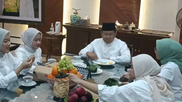Cawapres 01, Muhaimin Iskandar sarapan bersama keluarga di Rumah Dinas Jalan Widya Chandra IV Nomor 23, Kebayoran Baru, Jakarta Selatan, Rabu (14/2/2024). Foto: Fadlan Nuril Fahmi/kumparan