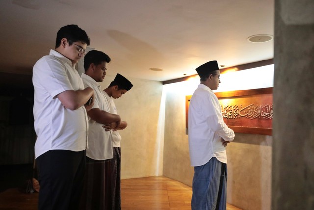 Capres nomor urut 01 Anies Baswedan menjadi imam salat subuh bersama keluarga besarnya di kediamannya di Lebak Bulus, Jakarta, Rabu (14/2/2024). Foto: Dok. Istimewa