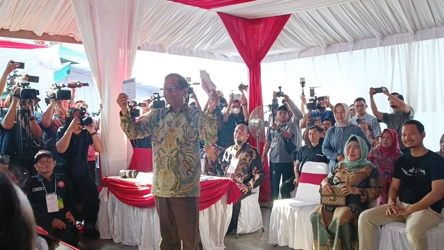 Cawapres nomor urut 03 Mahfyd MD bersama keluarga memberikan suara Pemilu 2024 di TPS 106 Sambilegi Lor, Maguwoharjo, Kapanewon Depok, Kabupaten Sleman, Rabu (14/2/2024). Foto: Arfiansyah Panji Purnandaru/kumparan